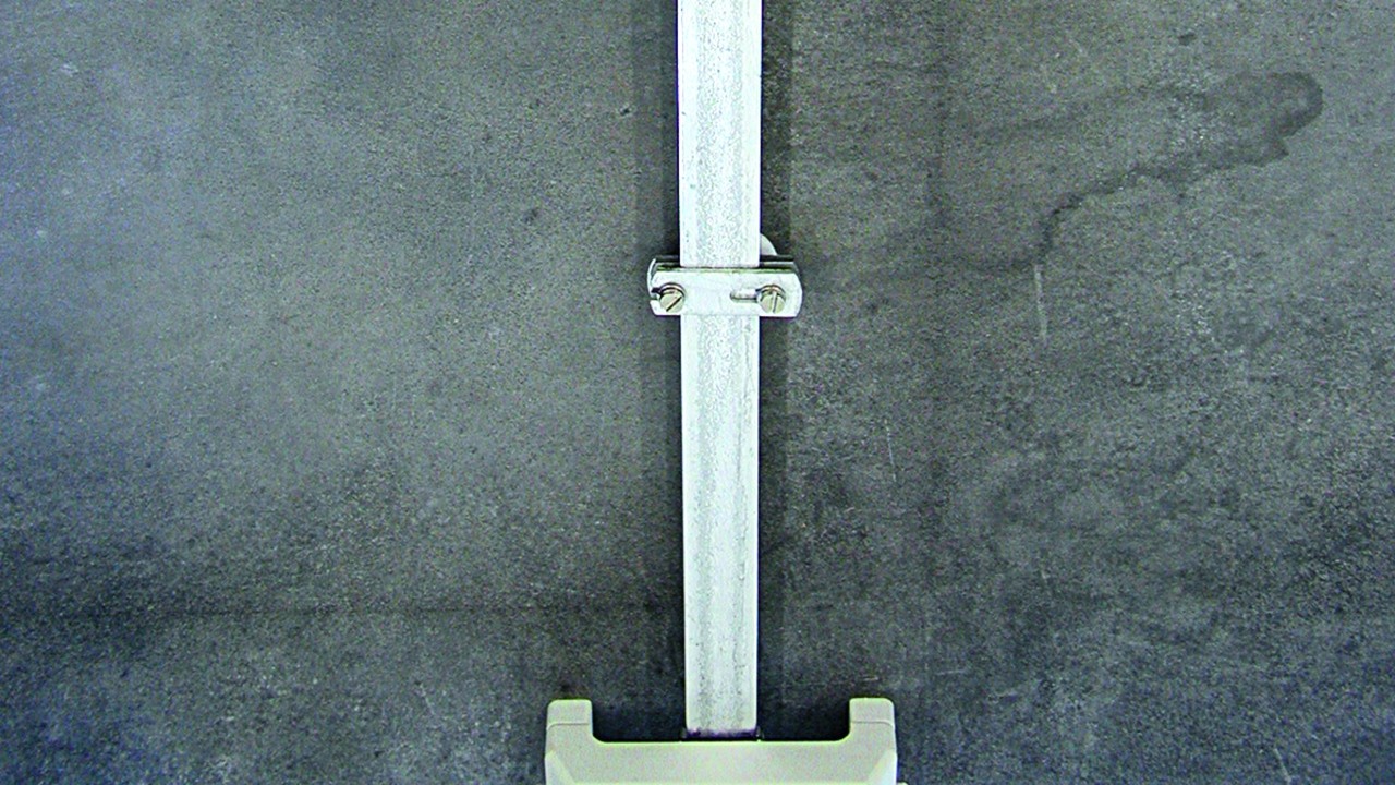 Держатель плоского проводника тип A с накладкой и фланцем, с внутренней резьбой М8, Fl=30x3,5 мм DEHN 275030 - фото