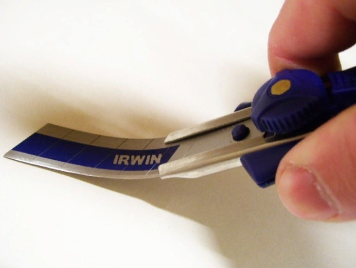 Нож с отламывающимися лезвиями и винтовым зажимом 18 мм IRWIN 10507580 - фото