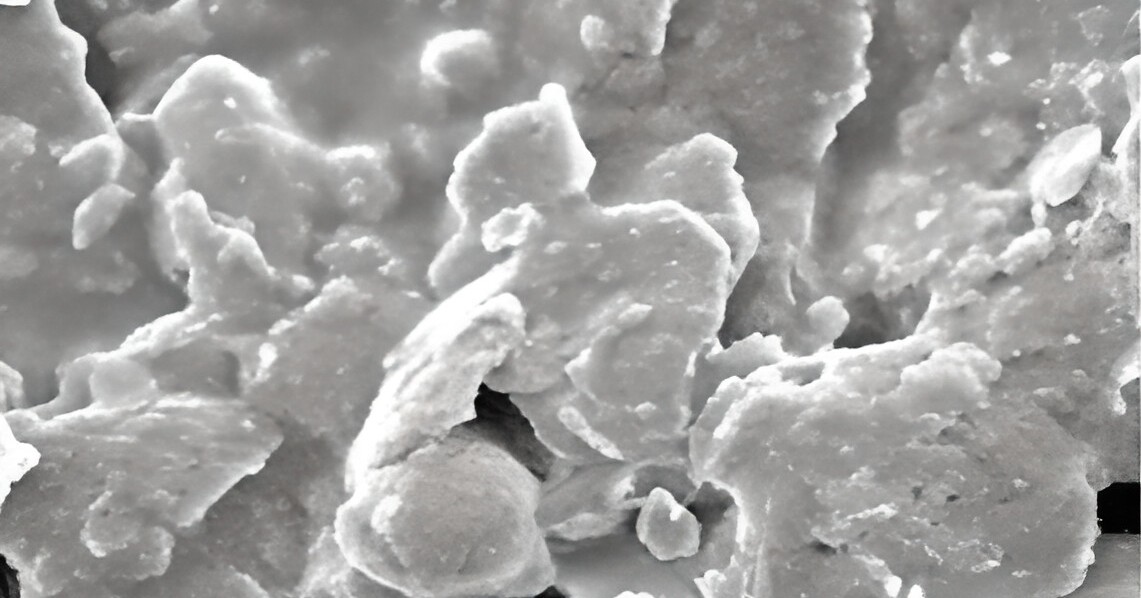 Цинкламельное покрытие увеличенное в электронный микроскоп