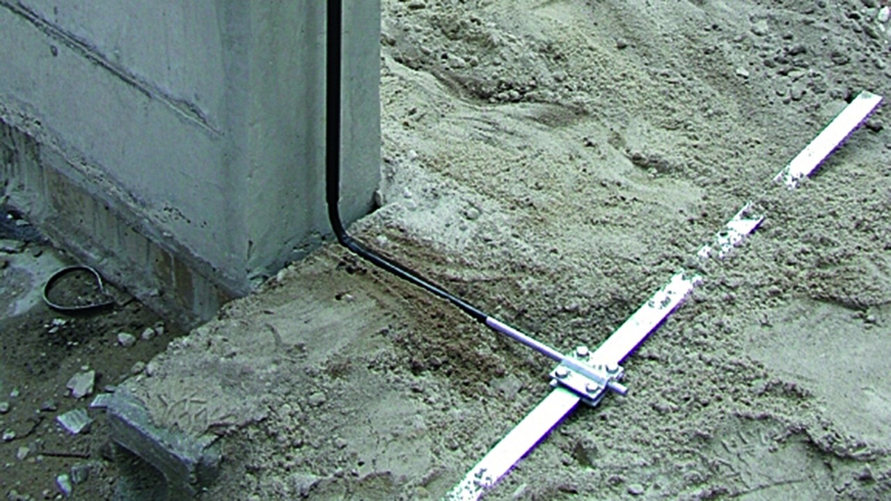 Крестообразные соединители для подземного и надземного монтажа с промежуточной и без промежуточной пластины DEHN - фото