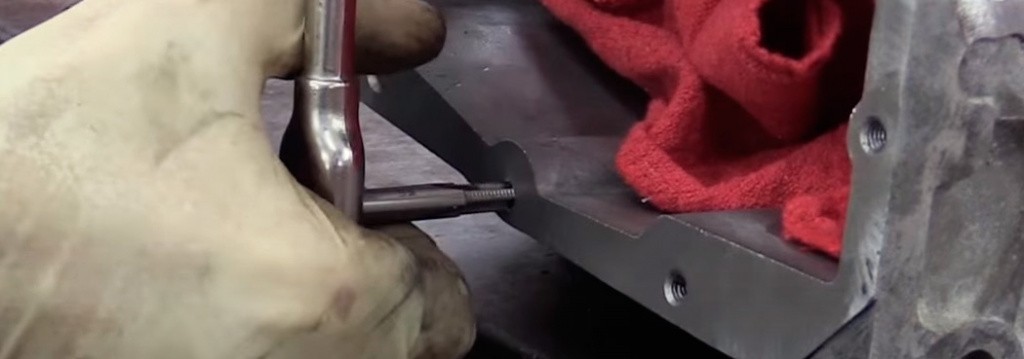 Нарезание резьбы метчиком для резьбовой вставки, восстановление резьбы